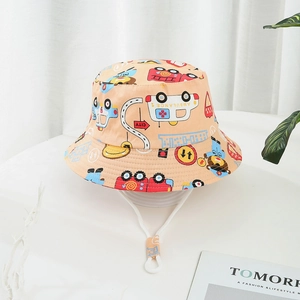 Détail chapeau de soleil orange pour enfant avec motifs voitures et cordon réglable