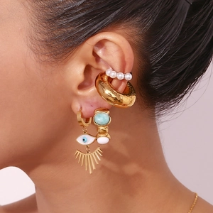 Détail de boucles d'oreilles œil porte-bonheur et bagues d'oreilles en plaqué or 18K