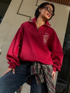 Übergroßes rotes Sweatshirt mit halbem Reißverschluss und authentischer Stickerei