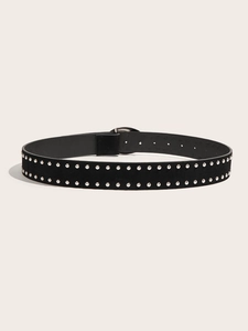 Détail de la ceinture en daim noir avec double rangée de clous en métal argenté