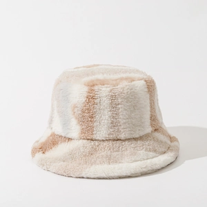 Gros plan sur la texture épaisse en peluche à carreaux beige et marron du chapeau