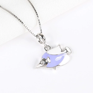 Vue macro d'un pendentif poisson tropical en argent S925 avec émail violet et blanc fini