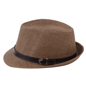 Détail d'un chapeau fedora en paille marron avec bande en cuir noir et boucle dorée