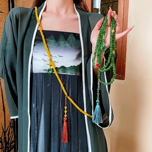Long collier de perles style chinois vintage avec pendentif en jade et pompons en soie