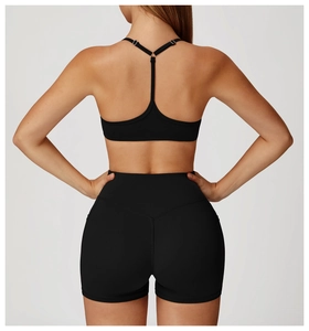 Détail du soutien-gorge de sport noir dos en Y et short taille haute à coutures galbantes