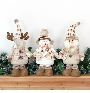 Gruppo di figurine natalizie in peluche con Babbo Natale, renna e pupazzo di neve beige