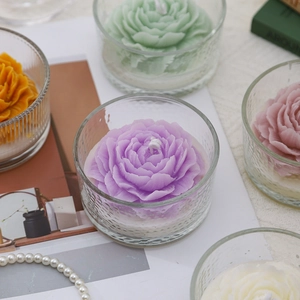 Candele a forma di peony in ciotole di vetro con perle e decorazioni per la casa
