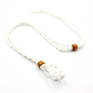 Detalle del collar de cordón trenzado blanco con cuentas de madera y red para piedra natural