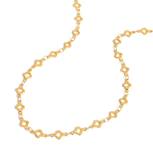 Détails macro des maillons de trèfle plaqués or 18K avec élégants motifs d'étoiles évidés