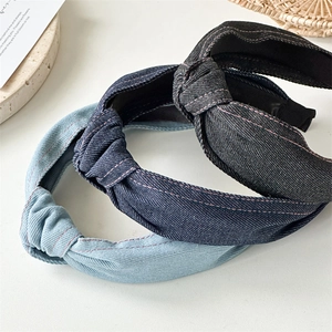 Trois serre-têtes en jean noués bleu clair, bleu foncé et noir avec coutures contrastées