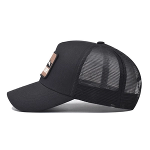 Cappellino trucker nero con toppa in pelle montagna e rete traspirante sul retro