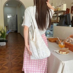 Détail de la texture dentelle blanche du sac cabas floral lors d'un thé dans un café