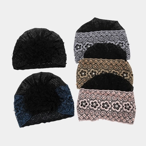 Elegante Turbanmützen aus Blumen-Spitze mit Perlenstickerei in verschiedenen Farben