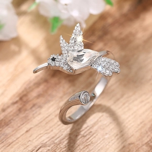 Macro detail van kolibrie open ring met peervormige hoofdsteen en micro-pave zetting