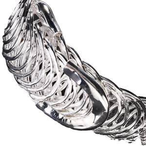 Bracciale a polsino con fiori d'argento con intricato design in metallo intrecciato