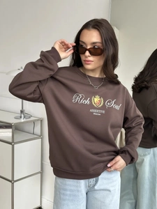 Oversized σκούρο καφέ φούτερ με γραφικό τύπωμα Rich Soul και φαρδιά γραμμή με στρογγυλή λαιμό