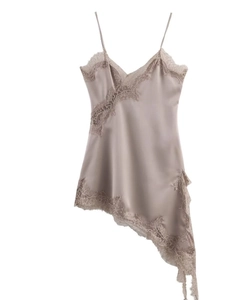 Détail de la robe en satin champagne avec bordure en dentelle cil et ourlet asymétrique
