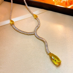 Vue détaillée du collier en Y avec zircons jaunes en forme de goutte sur soie