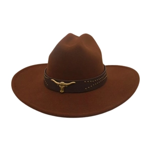 Chapeau de cow-boy en feutre marron avec logo tête de taureau doré et bandeau en cuir à rivets