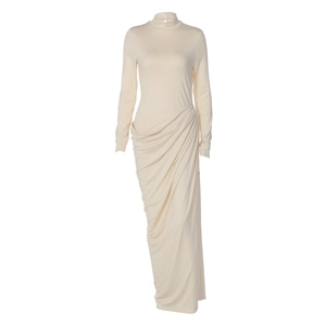Détails de la robe moulante à manches longues avec col montant et drapé à la taille
