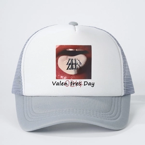 Weiß-graue Valentine's Day Trucker Cap mit Lippen- und Herz-Grafikdruck