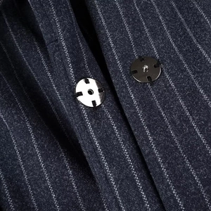 Cappotto lungo da donna a righe blu scuro con eleganti bottoni automatici in metallo argento