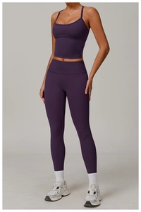 Détail d'un ensemble de yoga violet foncé avec legging taille haute et brassière sport