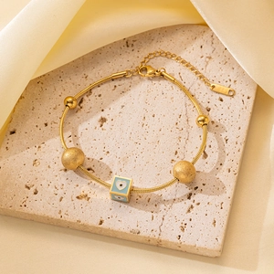 Detalle de pulsera de cadena de serpiente dorada con cuentas mates y dije de corazón