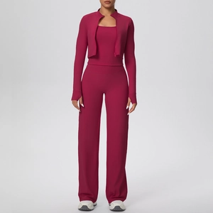 Détail de l'ensemble de yoga 3 pièces avec veste zippée, débardeur et pantalon large