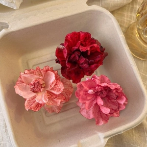 Three-piece set of dried rose hair claws in gradient shades of red and pink silk flowers