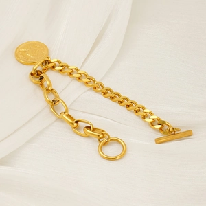 Bracelet double chaîne en acier inoxydable doré avec pendentif pièce Elizabeth II et fermoir OT