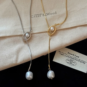 Elegant gold and silver Y-shaped chain necklace with baroque pearls for women