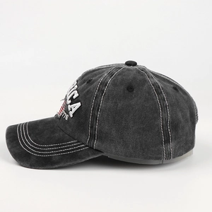 Vue détaillée de la casquette en denim délavé avec broderie America 1776 sur le côté