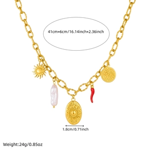 Collana in acciaio dorato con ciondoli a sole, moneta, perla e peperoncino