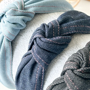 Détail de serre-têtes en denim noués avec surpiq coutures roses en bleu et gris foncé