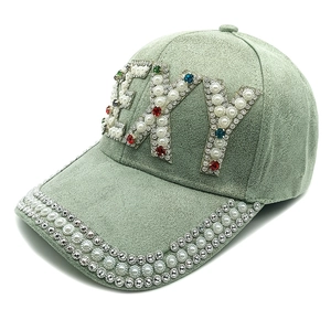 Détail de casquette de baseball en daim gris-vert avec perles et strass SEXY