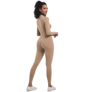Détail de la combinaison de yoga kaki à manches longues montrant le modelage sans couture