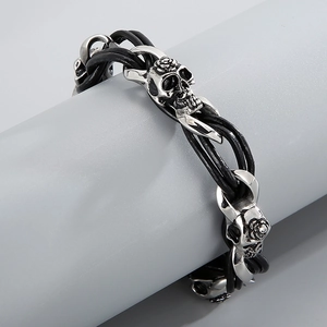 Nahaufnahme des gotischen Totenkopf-Charms am schwarzen Lederarmband für Herren
