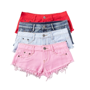 Detail von vier farbenfrohen Jeans-Shorts in Rot, Rosa und Blau mit Fransen-Saum