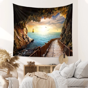 Détail d'une tapisserie bohème affichant un coucher de soleil sur la mer dans une chambre