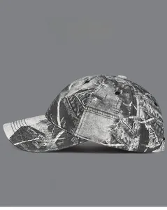 Détail d'une casquette de baseball en denim délavé avec coutures sur la visière