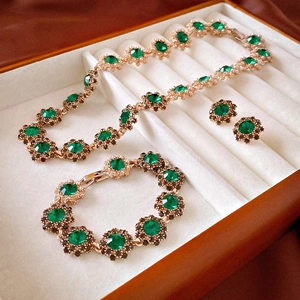 Dettaglio del set di gioielli con smeraldo, collana e bracciale in scatola bianca