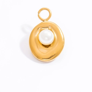 Détail d'un pendentif style lave en or 18k avec une perle centrale et design organique