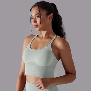 Détail d'un soutien-gorge de sport vert menthe avec bretelles croisées et bande côtelée