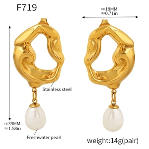 Vue détaillée de boucles d'oreilles lave en or 18k avec perles d'eau douce et dimensions 39mm