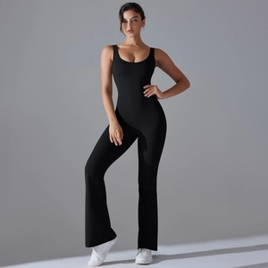 Detail eines schwarzen Yoga-Jumpsuits mit U-Ausschnitt, rückenfrei und mit ausgestelltem Bein