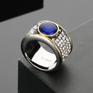 Bague hip-hop en acier inoxydable avec saphir bleu et pavage en zircons blancs