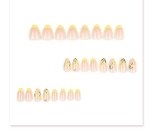 Détail de faux ongles amande courts avec pointes French jaunes et motifs de petites marguerites