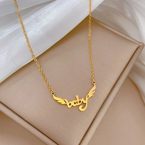Elegante collana in acciaio al titanio dorato con ciondolo lettere baby e ali su seta