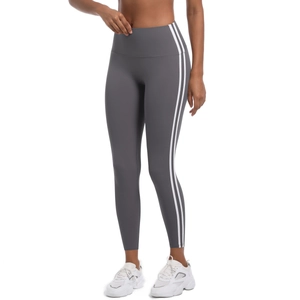 Détail du legging de yoga gris anthracite avec taille haute et bandes blanches latérales